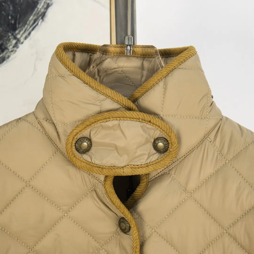 P390 zp version [Exclusive supply] Ralph Lauren/Ralph Lauren 2025aw autumn and winter popular items diamond-shaped quilted embroidered corduroy strips imitation feather jacket jacket Correct three-pocket version Slight waist design Free matching neckline ✅ Facial filling imitation feather cotton Three-in-one diamond-shaped quilted embroidery Soft and comfortable ✅ Customized double-circle brand hardware buckle back waist freely adjustable elastic design ✅ RL three-color diamond plaid cotton jacket 100% restoration Corduroy strips running through the whole body, no knots and overlaps, artificial curling, fine workmanship, highly recommended, a rare cotton jacket that does not look bloated, can be worn as an inner layer in the north, can be worn with multiple necklines, elastic waistline on the back, freely adjustable waistline, matte memory technology on the face, giving a cotton feel, not to be missed, highly recommended, color: black, white, gray green, khaki, navy blue, size: S M L XL, number: WW10950